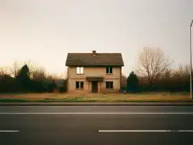 زندگی-در-آلمان-شرقی-کاور